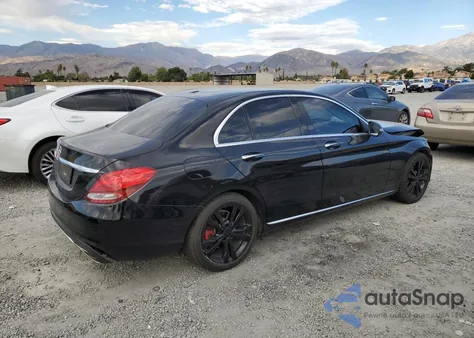 2017 Mercedes-Benz C 300 z USA, uszkodzony, nr VIN 55SWF4JB6HU190608